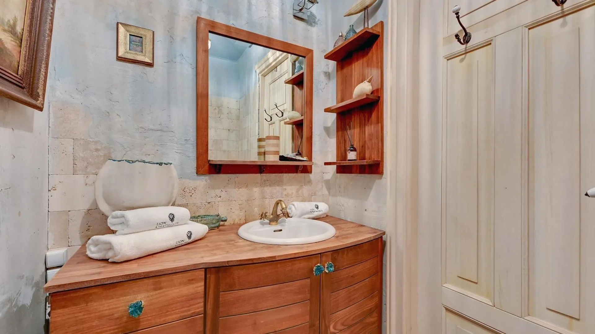Lion Apartments - Artistic Old Town Gdansk With River View 0*,  Polen